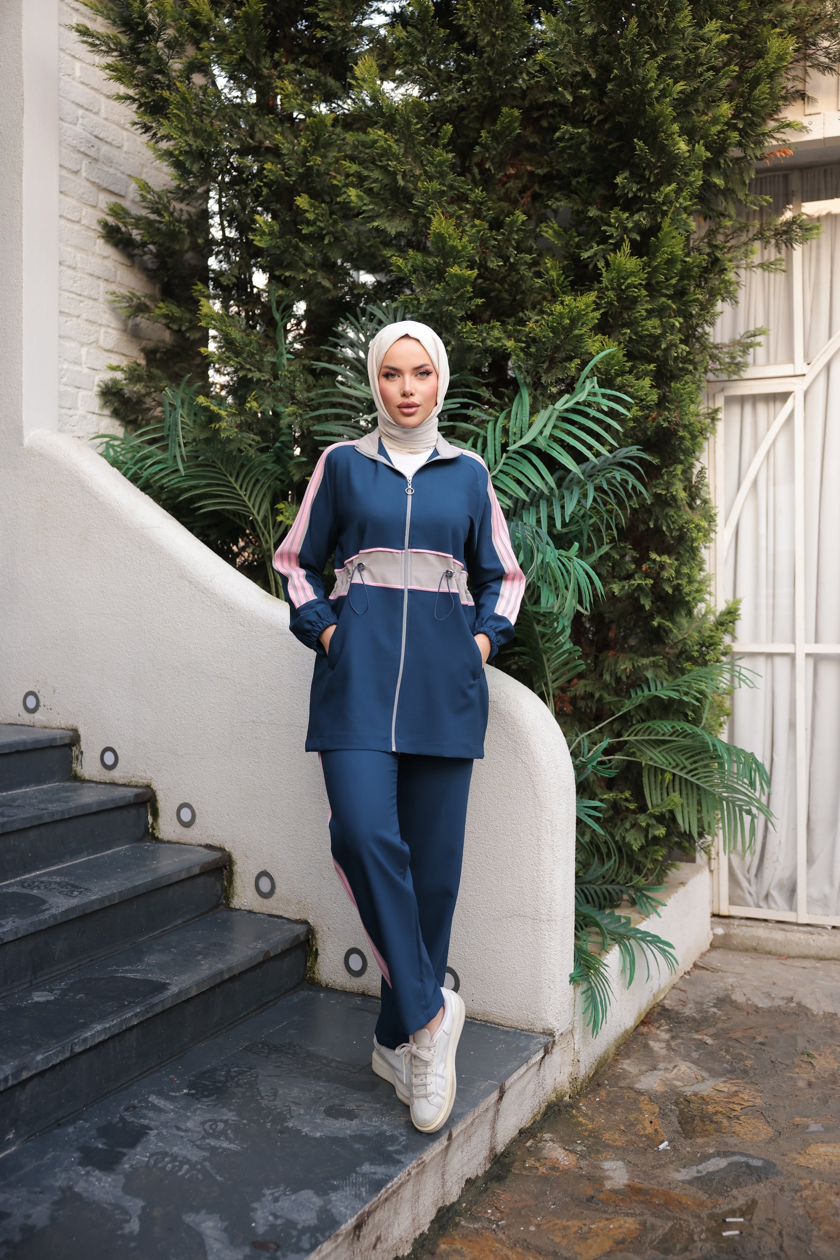 Sporty Modest Tracksuit with Stylish Stripes – 2-Piece Hijabi Activewear Set